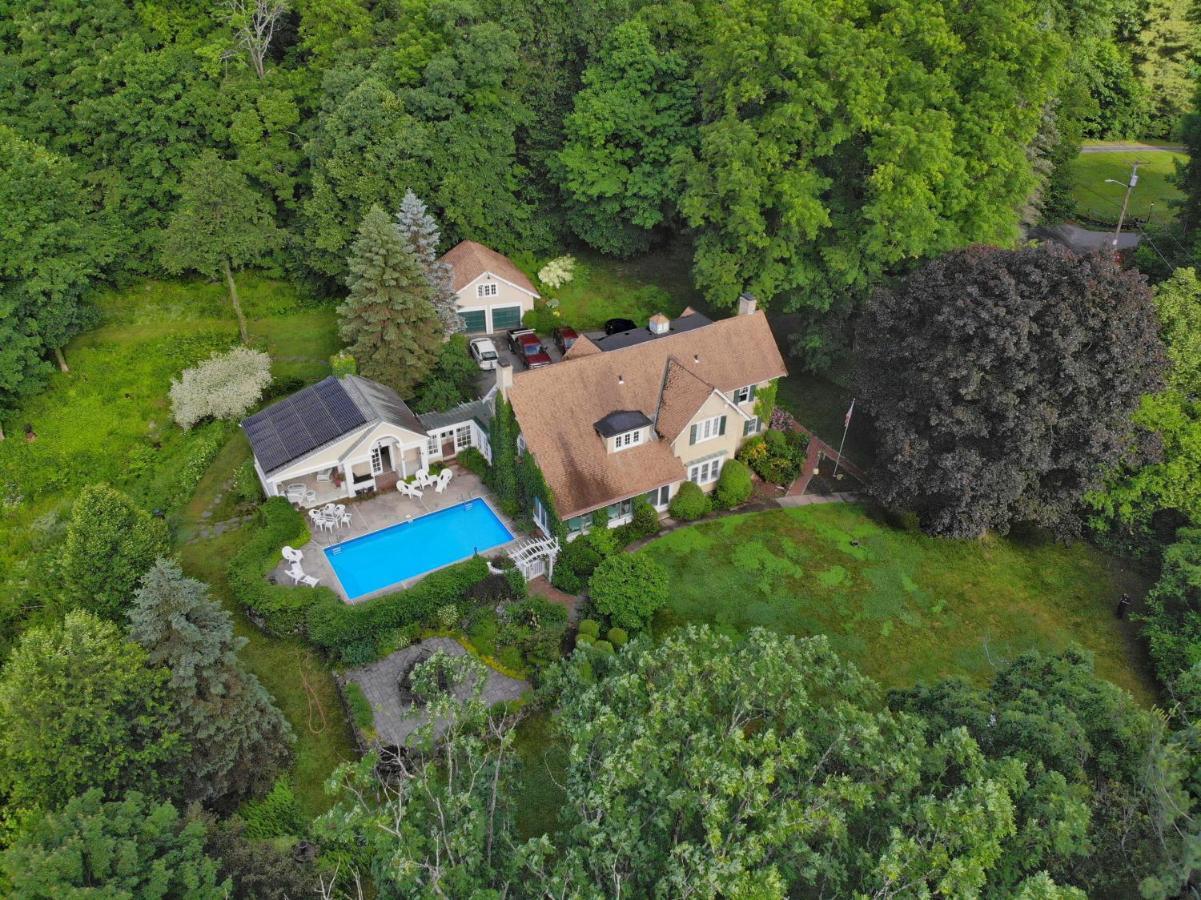 Howarth House Bed And Breakfast Fitchburg Bagian luar foto