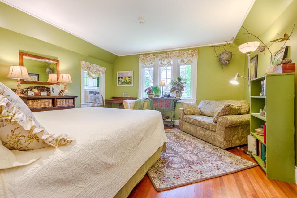 Howarth House Bed And Breakfast Fitchburg Bagian luar foto