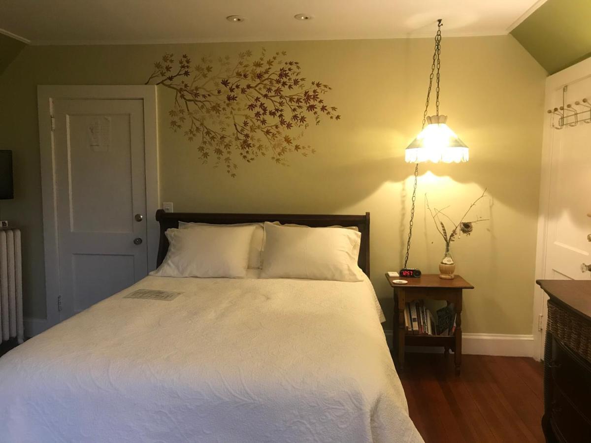 Howarth House Bed And Breakfast Fitchburg Bagian luar foto
