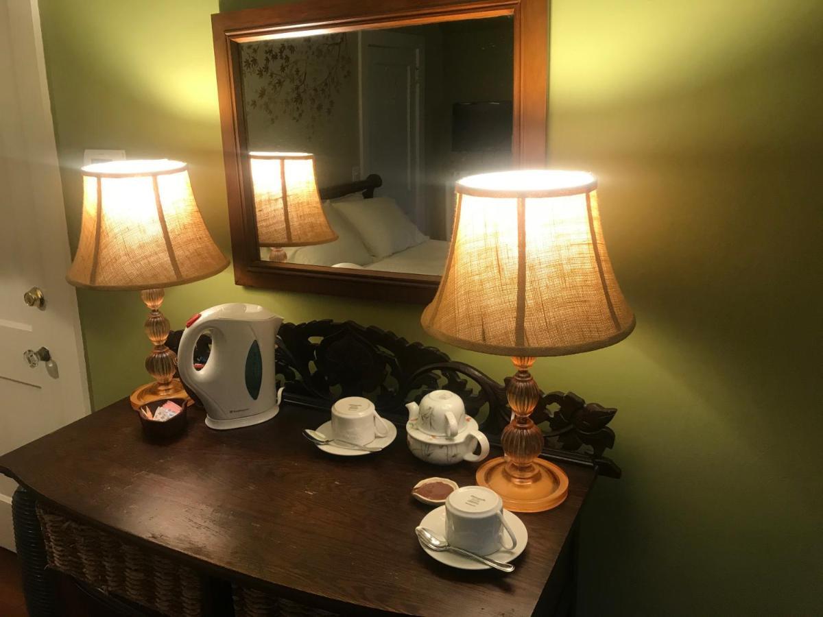 Howarth House Bed And Breakfast Fitchburg Bagian luar foto