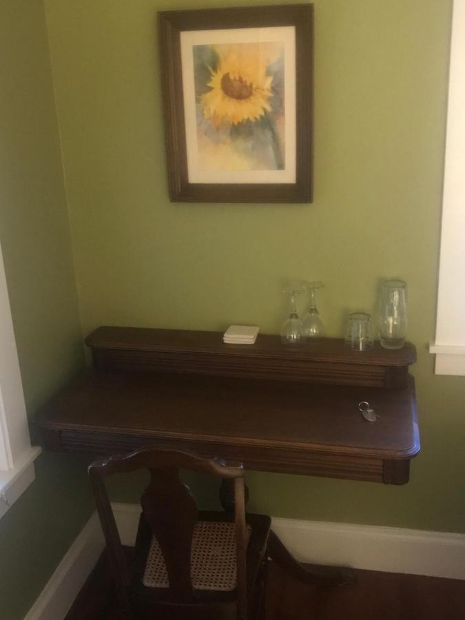 Howarth House Bed And Breakfast Fitchburg Bagian luar foto