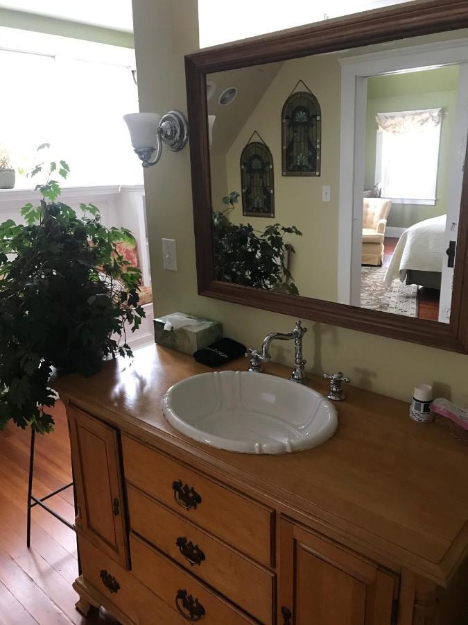 Howarth House Bed And Breakfast Fitchburg Bagian luar foto