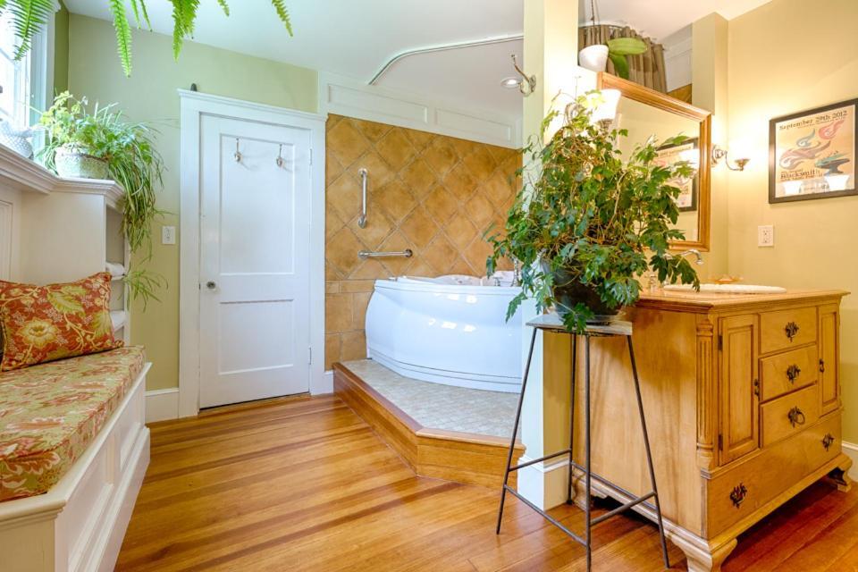 Howarth House Bed And Breakfast Fitchburg Bagian luar foto