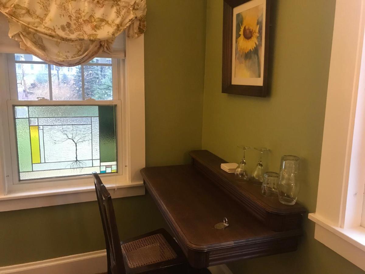 Howarth House Bed And Breakfast Fitchburg Bagian luar foto