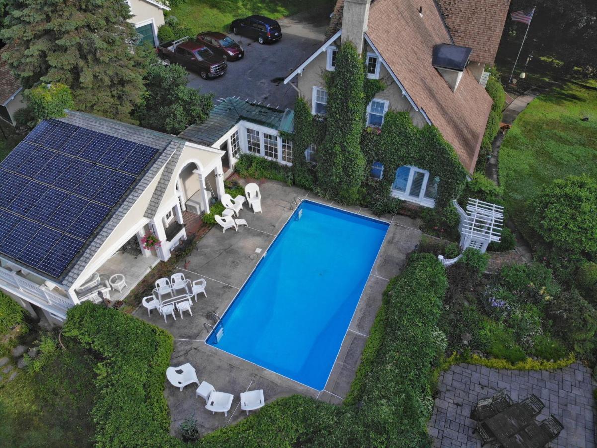 Howarth House Bed And Breakfast Fitchburg Bagian luar foto