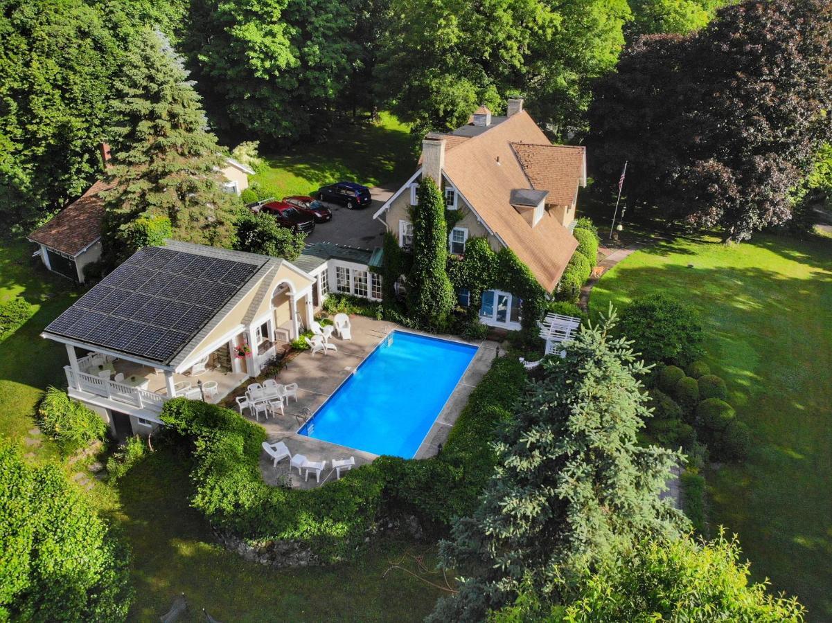 Howarth House Bed And Breakfast Fitchburg Bagian luar foto