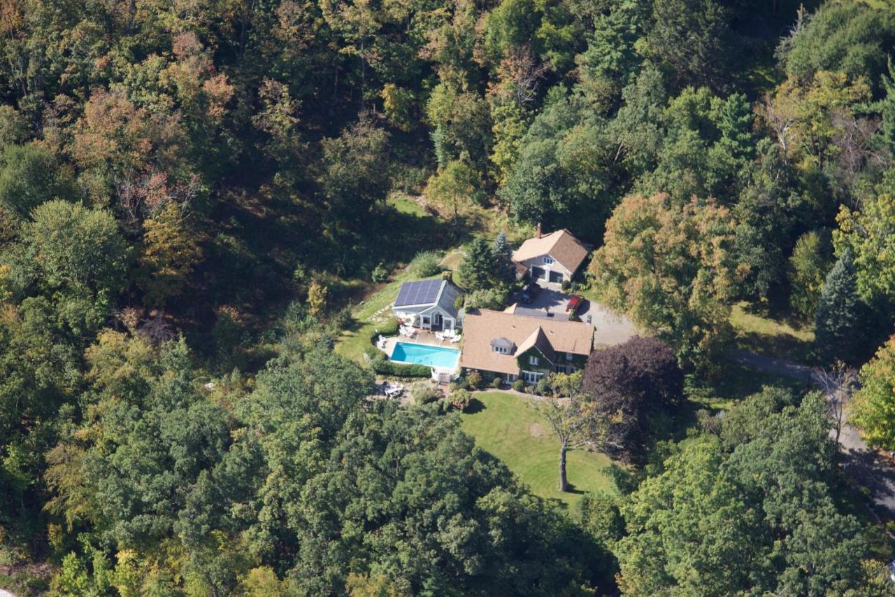 Howarth House Bed And Breakfast Fitchburg Bagian luar foto