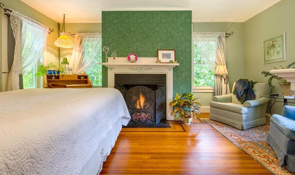 Howarth House Bed And Breakfast Fitchburg Bagian luar foto