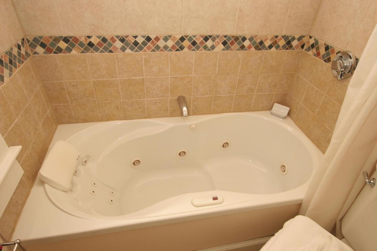 Howarth House Bed And Breakfast Fitchburg Bagian luar foto