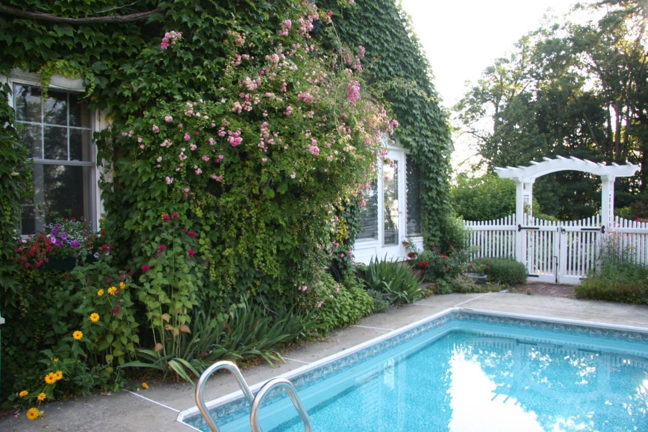 Howarth House Bed And Breakfast Fitchburg Bagian luar foto
