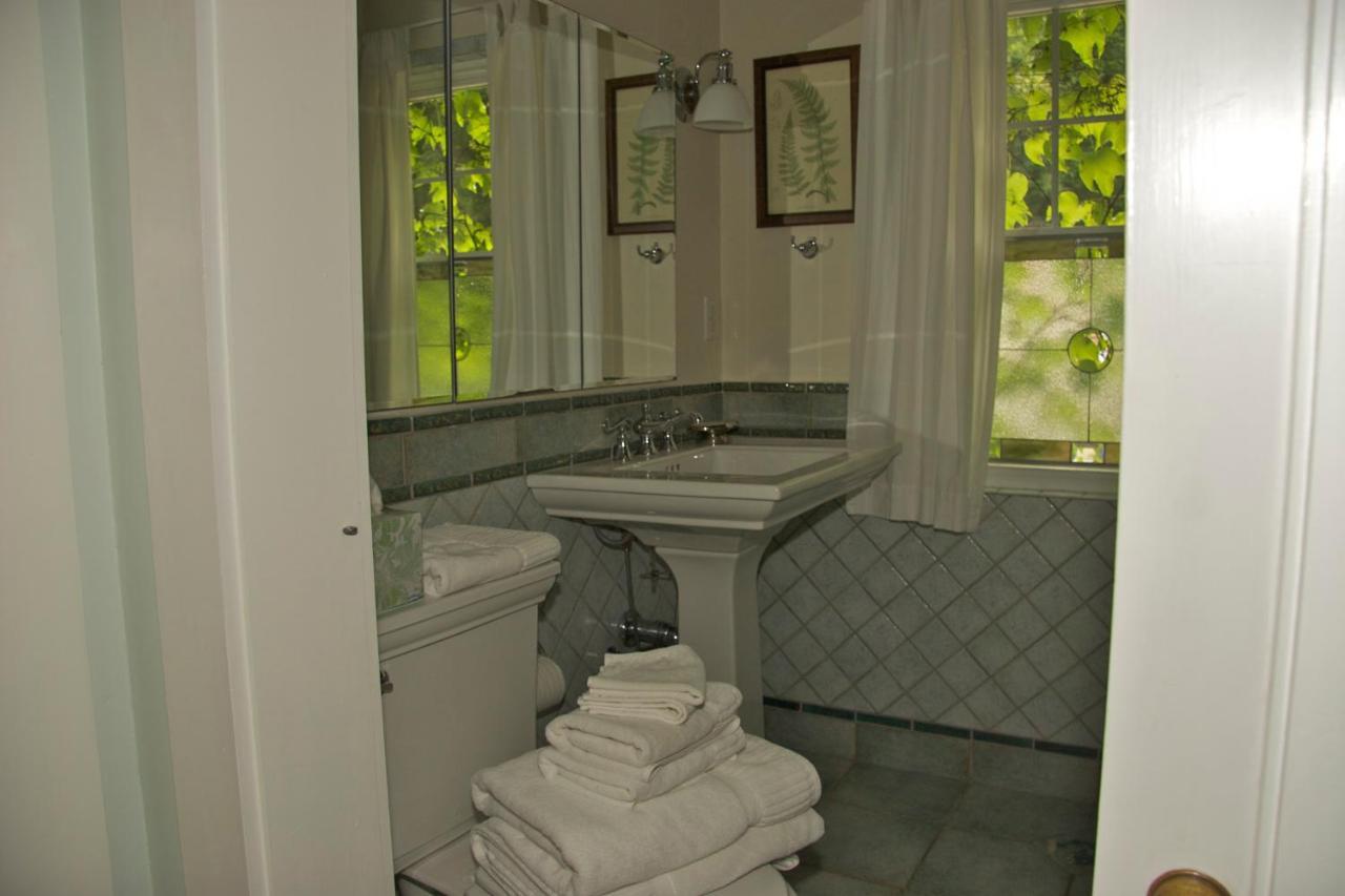 Howarth House Bed And Breakfast Fitchburg Bagian luar foto