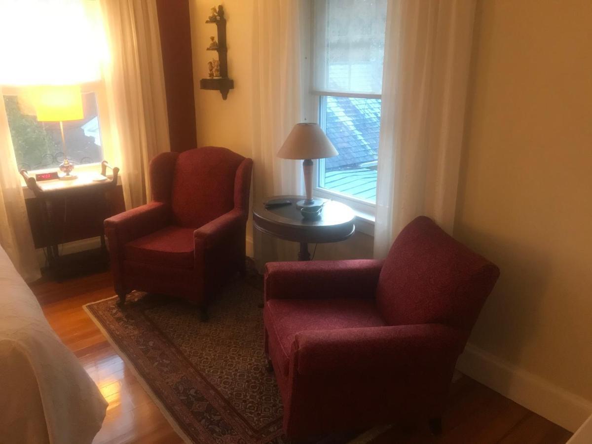Howarth House Bed And Breakfast Fitchburg Bagian luar foto