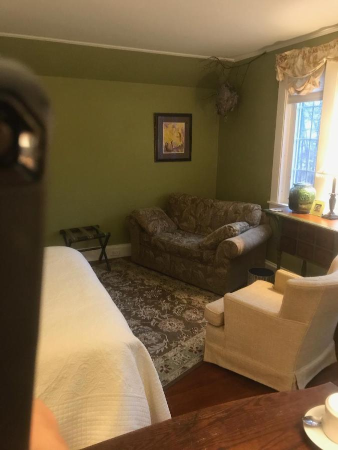 Howarth House Bed And Breakfast Fitchburg Bagian luar foto