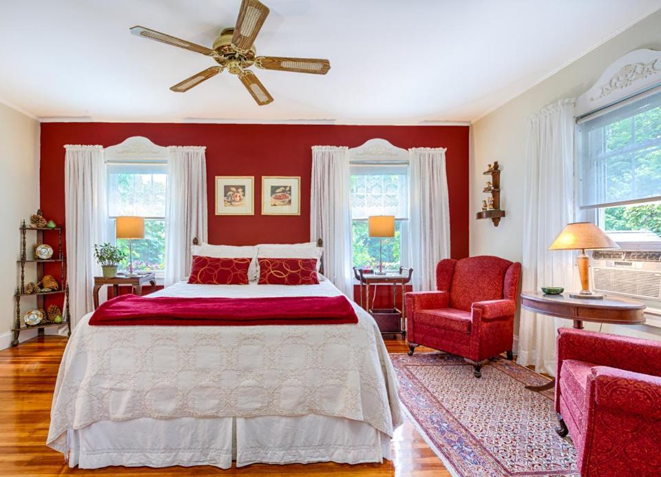 Howarth House Bed And Breakfast Fitchburg Bagian luar foto