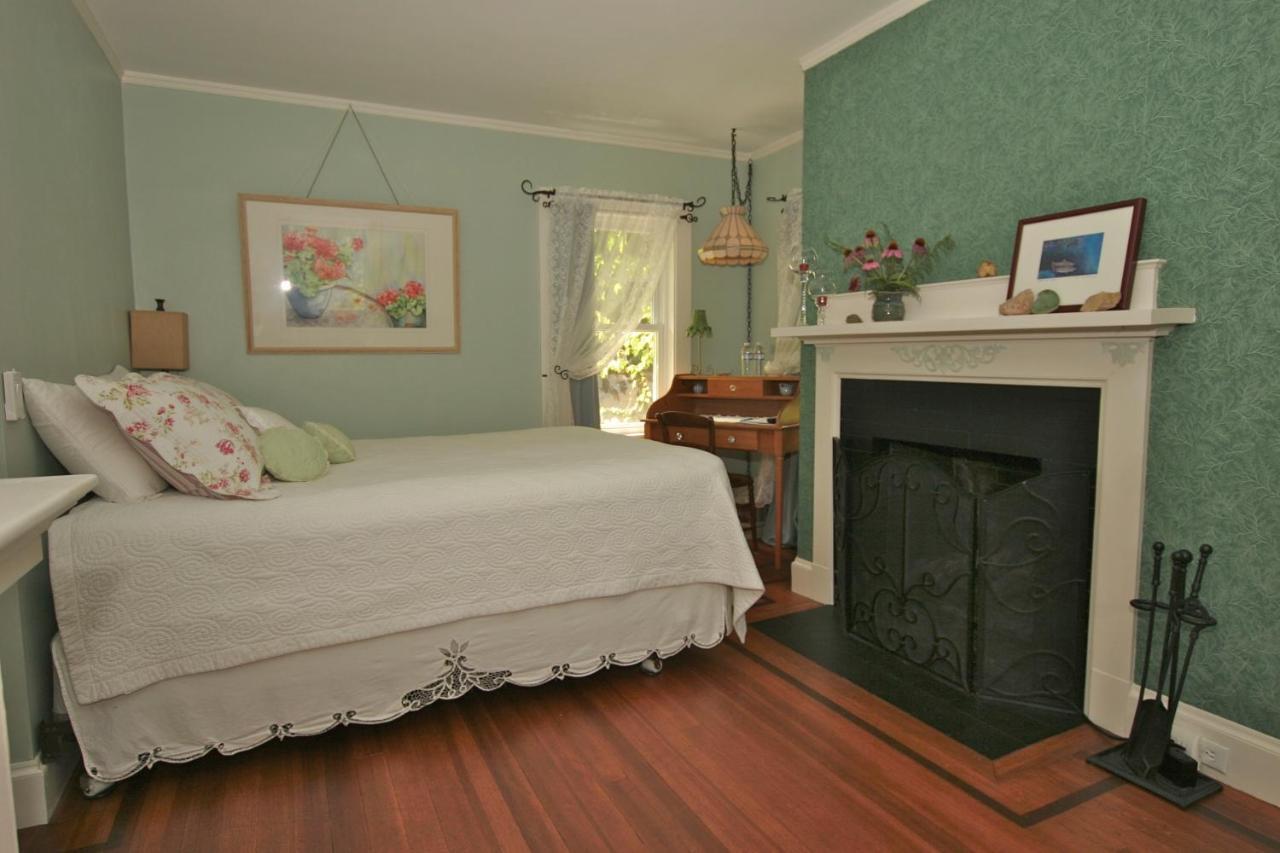 Howarth House Bed And Breakfast Fitchburg Bagian luar foto