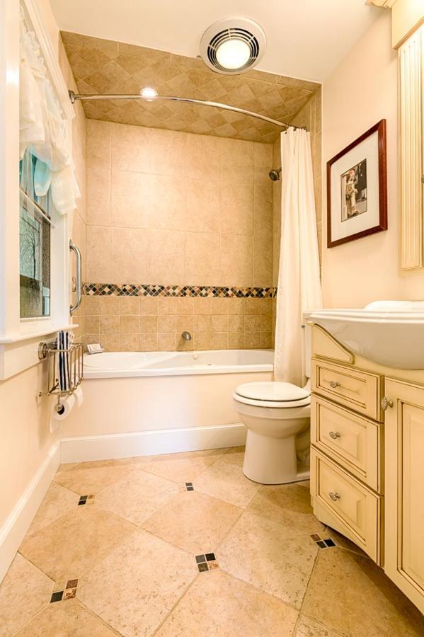 Howarth House Bed And Breakfast Fitchburg Bagian luar foto