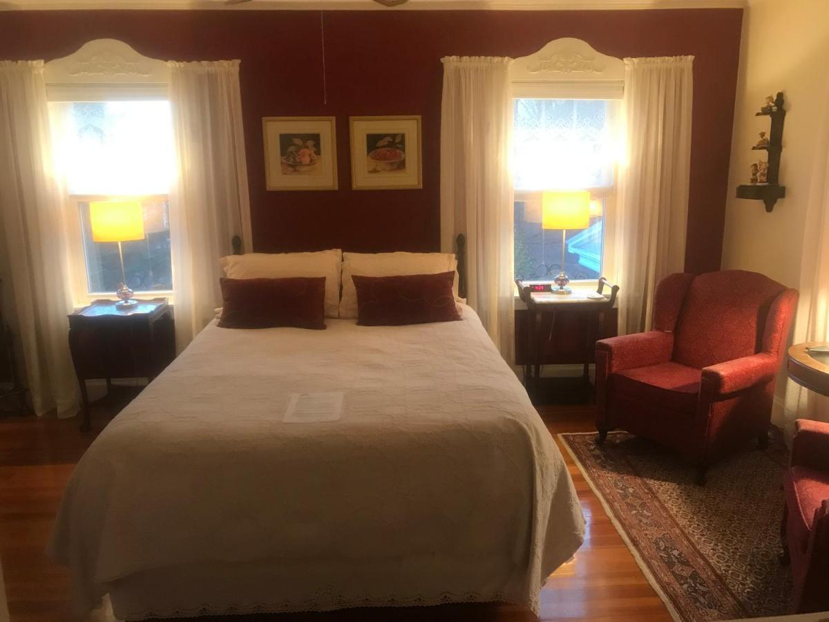 Howarth House Bed And Breakfast Fitchburg Bagian luar foto